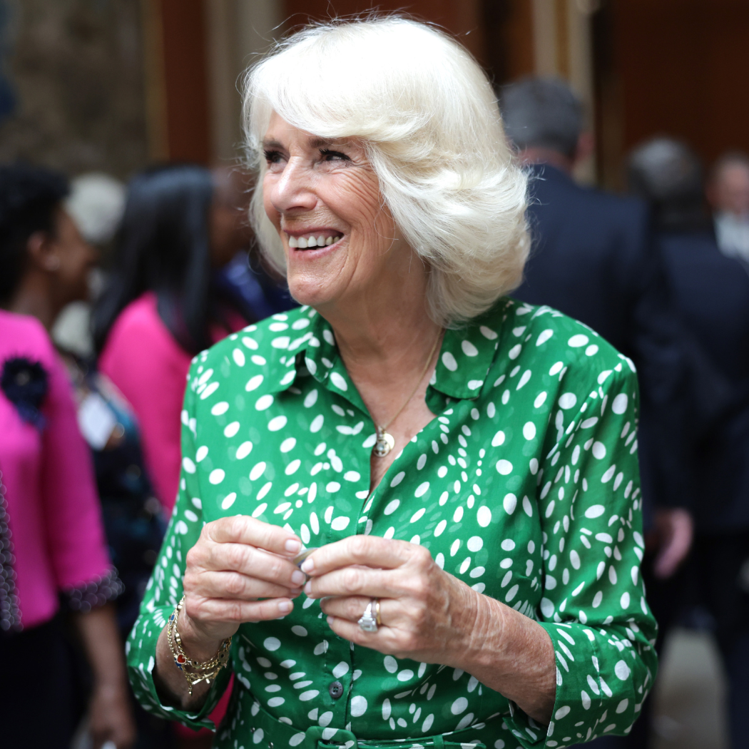 Królowa Camilla uwielbia ten model sukienki. Strzał w dziesiątkę dla dojrzałych